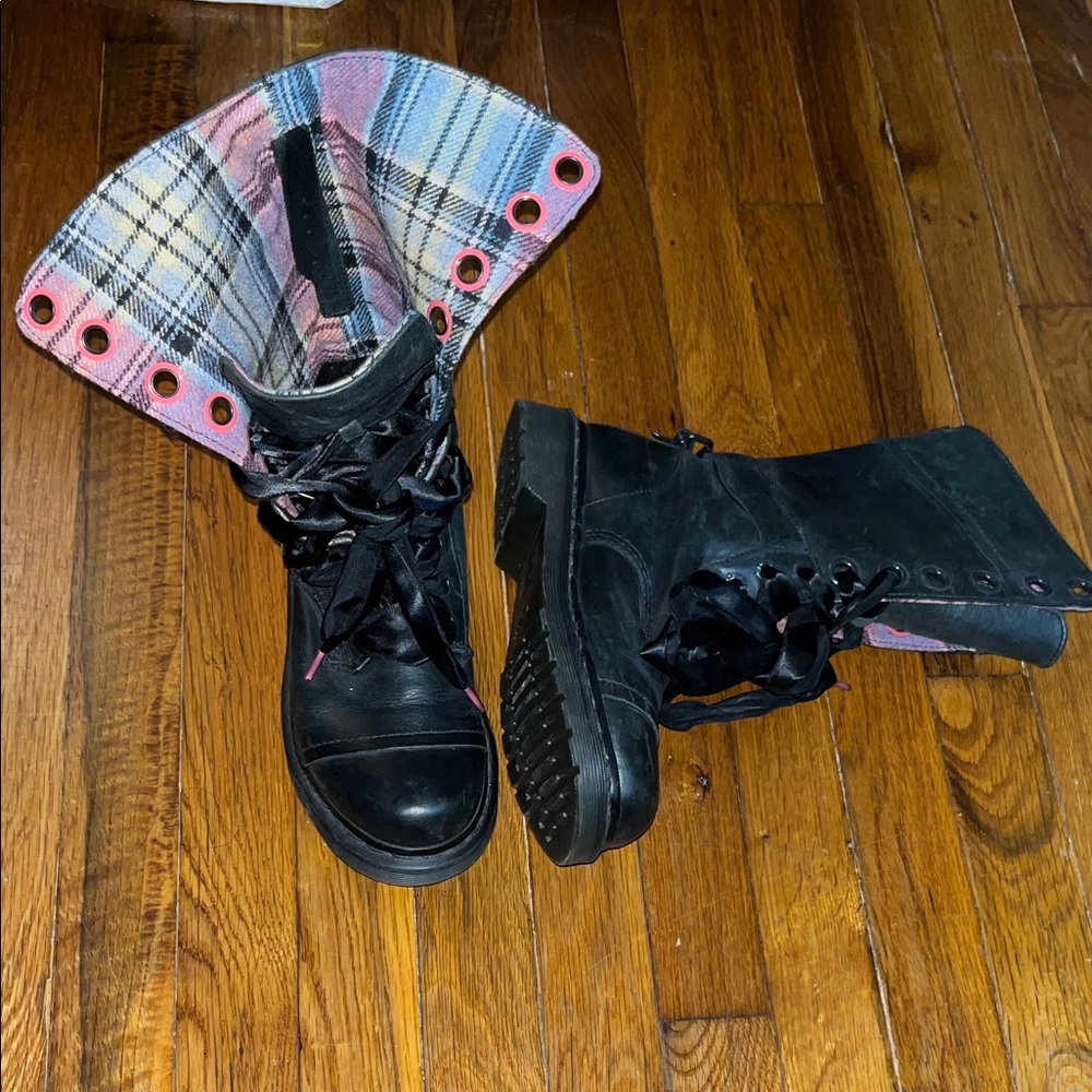 Dr Marten’s Y2K Leather Black Combat Boots with Plaid Lining